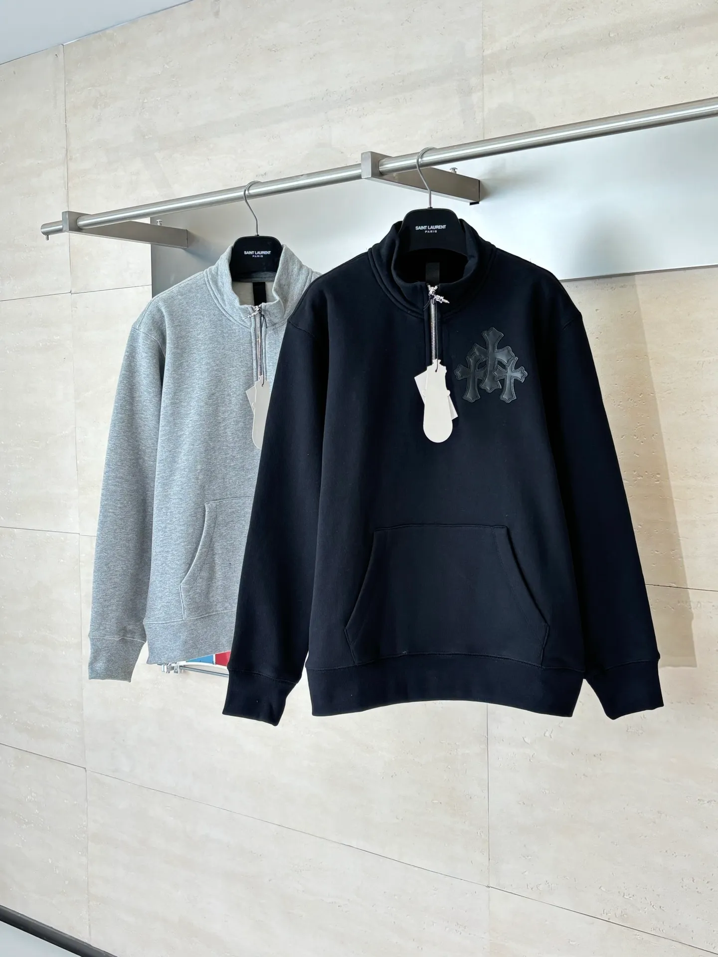 P406 Chrome Heart*/Chrome Heart FW25 leather cross half-zip sweatshirt Made of high-weight pure cotton terry fabric, pre-shrunk to ensure wearing stability, three-dimensional leather cross label, half-zip collar with dagger-shaped zipper puller, combined with curved hem tailoring and kangaroo pocket Size: S/M/L/XL